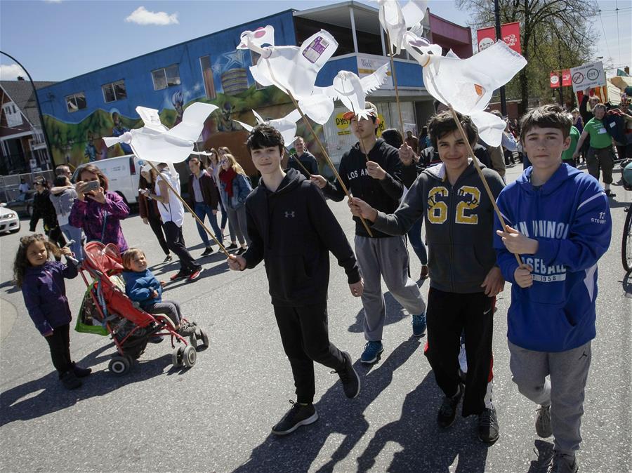 Participants carry seagull shaped sculptures during the Earth Day Parade in Vancouver, Canada, on April 21, 2018. Hundreds of people took part in the activity to show support for environmental protection. (Xinhua/Liang Sen)
