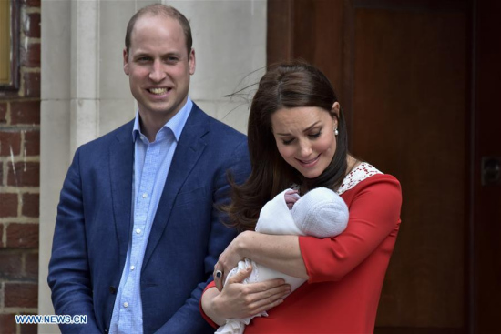 Prince William (L), Duke of Cambridge, and his wife Catherine, Duchess of Cambridge, present their newborn son outside St. Mary's Hospital in London, Britain, on April 23, 2018. Catherine on Monday gave birth to a boy, her third child, who is the fifth in line to the British throne. (Xinhua/Stephen Chung)