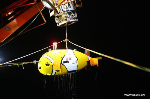 <i>Qianlong 3</i> is retrieved from its second dive into the sea back to the Chinese research vessel Dayang Yihao, on April 22, 2018. (Liu Shiping/Xinhua)