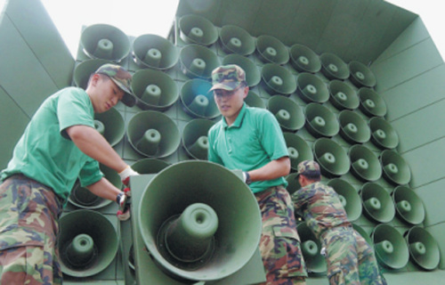 Soldiers remove a battery of propaganda loudspeakers on the border with the DPRK on June 16, 2004, in Paju, the ROK. (Photo provided to China Daily)
