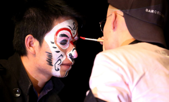 Students of the Capital Normal University in Beijing have a facial make-up of Kunqu Opera. (Photo: China Daily/Du Lianyi)