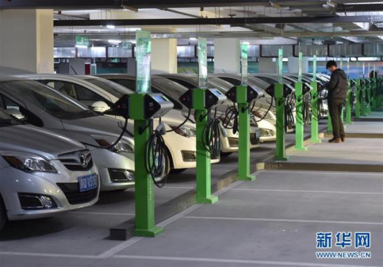 A large-scale electric vehicle (EV) charging station at the Beijing West Railway Station. (File Photo/Xinhua)