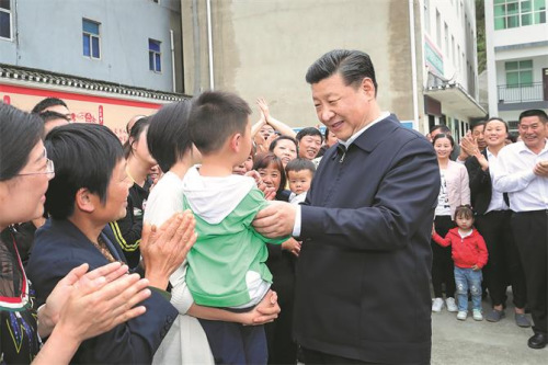 President Xi Jinping asks about the living conditions of villagers in Xujiachong, which is near the Three Gorges Dam in Yichang, Hubei Province, on his inspection tour on Tuesday. (Ju Peng/Xinhua)