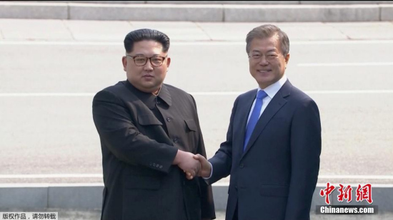 North Korean leader Kim Jong Un (L) shakes hands with South Korean President Moon Jae-in at the inter-Korean summit at the truce village of Panmunjom, in this still frame taken from video, South Korea April 27, 2018. (Photo/Agencies)