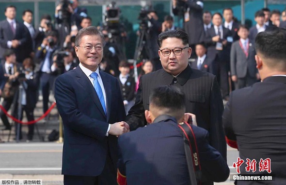 South Korean President Moon Jae-in meets with top leader of the Democratic People's Republic of Korea (DPRK) Kim Jong Un in the border village of Panmunjom on April, 27, 2018. (Photo provided to Chinanews.com)
