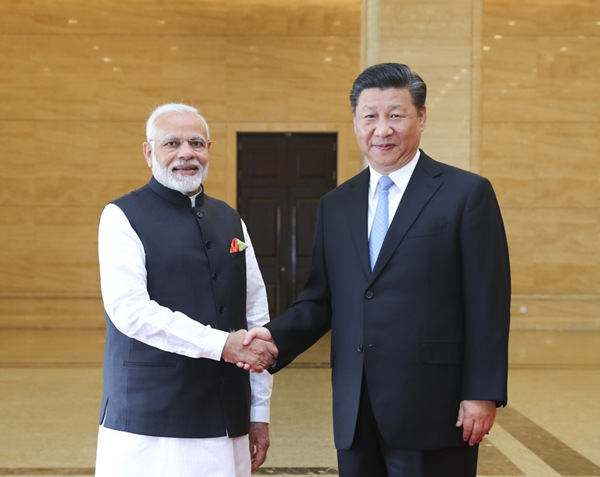 Chinese President Xi Jinping (R) and Indian Prime Minister Narendra Modi visit an exhibition of cultural relics at Hubei Provincial Museum in Wuhan, capital of central China's Hubei Province, April 27, 2018. (Xinhua/Xie Huanchi)