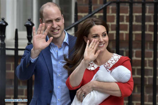 Prince William (L), Duke of Cambridge, and his wife Catherine, Duchess of Cambridge, present their newborn son outside St. Mary's Hospital in London, Britain, on April 23, 2018. Catherine on Monday gave birth to a boy, her third child, who is the fifth in line to the British throne. (Xinhua/Stephen Chung)