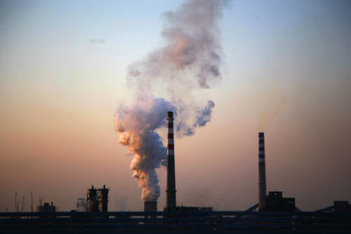 Smoke billows from a factory in Dezhou, Shandong Province. (Photo/China Daily)