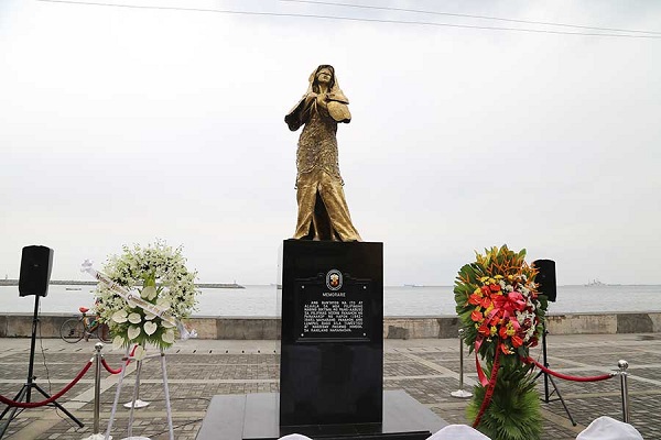 The bronze statue honoring comfort women in Manila. (Dong Chengwen/Xinhua)
