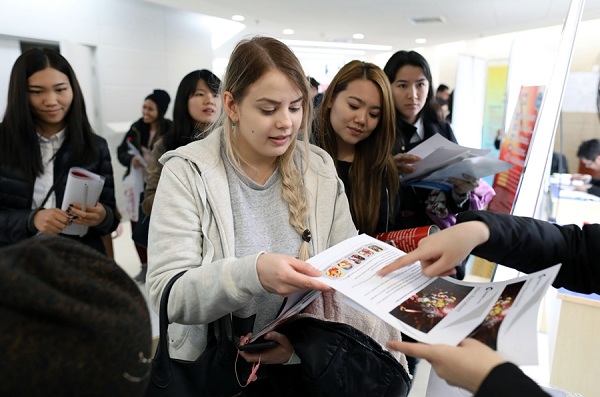 International students seek out opportunities at a careers fair in Beijing organized by the Zhongguancun Belt and Road Industrial Promotion Association and the University of International Business and Economics. (Li Zhong/For China Daily)