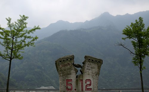 An earthquake memorial near the remains of the Baihua Bridge in Yingxiu (Photo: Yang Hui/GT)