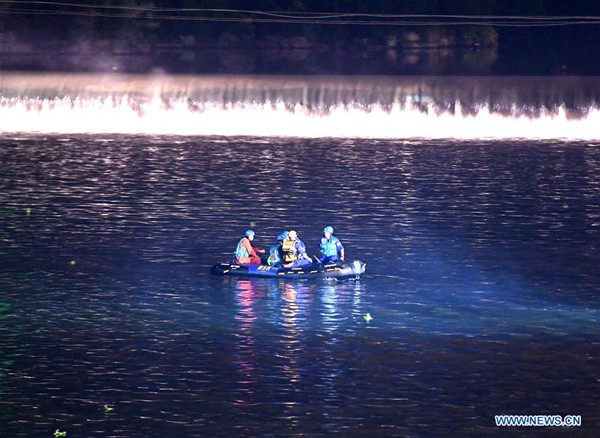 Rescuers search the site of a boat accident on Taohuajiang River in Guilin, south China's Guangxi Zhuang Autonomous Region, April 21, 2018. Eleven people have died and six others remain missing after two dragon boats overturned on Saturday in south China's Guangxi Zhuang Autonomous Region, local authorities said. The accident happened at about 1:40 p.m. when two dragon boats overturned during a practice session on Taohuajiang River in Guilin. (Xinhua/Zhou Hua)