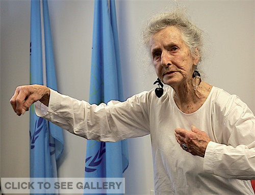 Doreen Hynd performs tai chi chuan during an interview with Chinese media on April 19 at the Chrysler Building in New York City. (JUDY ZHU/CHINA DAILY)