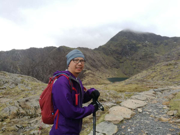 Photographer Simon Wan begins his latest ascent of Mount Snowdon in Northwest Wales. (Photo: China Daily/Angus McNeice）