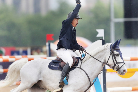 Meng Quanwei celebrates to win the FEI World Cup Tianjin leg on Tuesday. (Photo provided to chinadaily.com.cn)