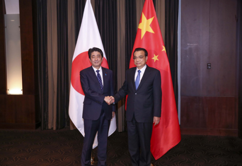 Premier Li Keqiang meets with Japanese Prime Minister Shinzo Abe in Seoul, Nov. 1, 2015. (Photo/chinadaily.com.cn)