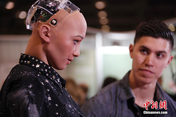 Sophia, an artificial intelligence-based robot, takes questions onstage at a Toronto innovation show on April 30, 2018. （Photo/China News Service）
