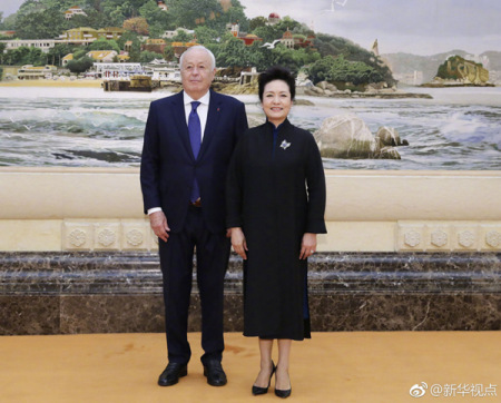 Peng Liyuan (R) poses with President of Fondation Merieux Alain Merieux in Beijing, May 2, 2018. (Photo/Xinhua)