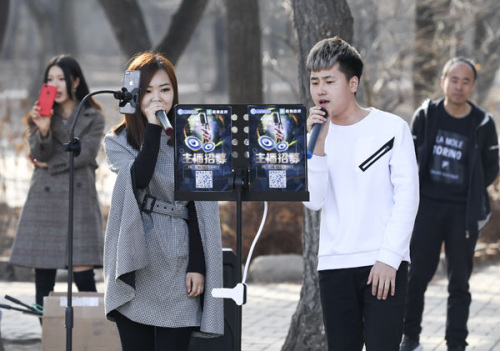 Young people livestream a musical performance from a park on March 25, illustrating the sort of content that meets ethical standards. (Photo provided to China Daily)