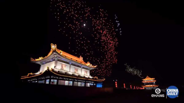 A new Guinness World Record for the Most Unmanned Aerial Vehicles (UAVs) airborne simultaneously was created on April 29 when 1,374 drones hovered above an ancient city wall in Xi'an, Shaanxi province. (Screen shot from chinadaily.com.cn)