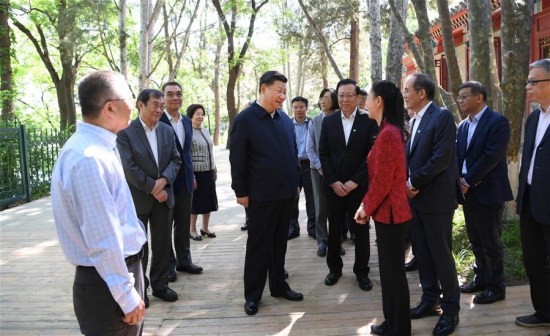 Chinese President Xi Jinping, also general secretary of the Communist Party of China Central Committee and chairman of the Central Military Commission, is briefed about the latest development of Peking University (PKU) at PKU in Beijing, capital of China, May 2, 2018. Xi made an inspection tour of PKU on Wednesday. (Xinhua/Yao Dawei)