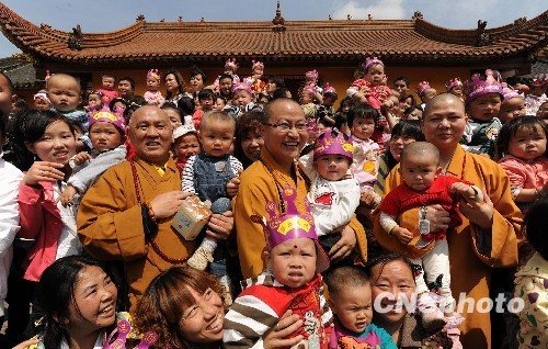The 108 children celebrate their third birthday together with the Buddhist monks at Luohan Temple on Thursday, May 12, 2011. (File photo/China News Service)
