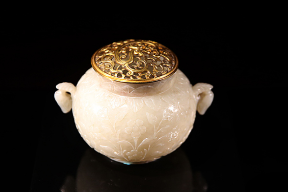 A jade censer made in northern India with a Chinese gold lid (a Palace Museum collection). (Photo by Jiang Dong and Yao Ying/China Daily)