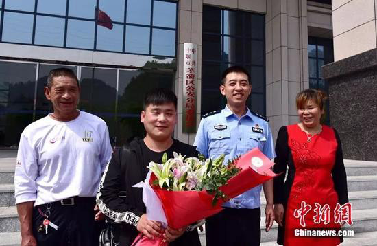 Chen Zhen (right) and Pengpeng (left 2). (Photo/chinanews.com)