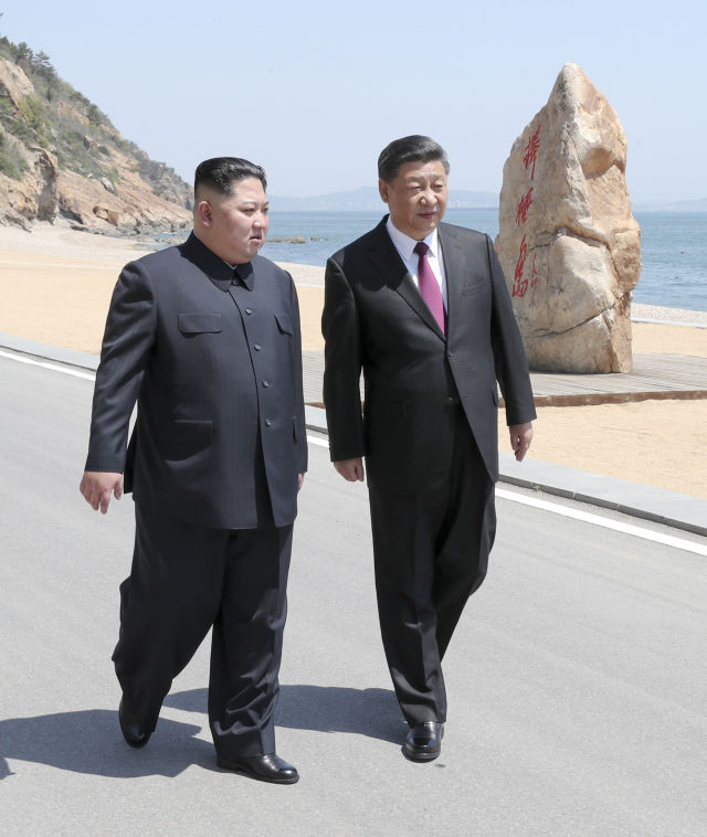 Xi Jinping (R), general secretary of the Central Committee of the Communist Party of China (CPC) and Chinese president, holds talks with Kim Jong Un, chairman of the Workers' Party of Korea (WPK) and chairman of the State Affairs Commission of the Democratic People's Republic of Korea (DPRK), in Dalian, northeast China's Liaoning Province, on May 7-8. (Xinhua/Xie Huanchi)