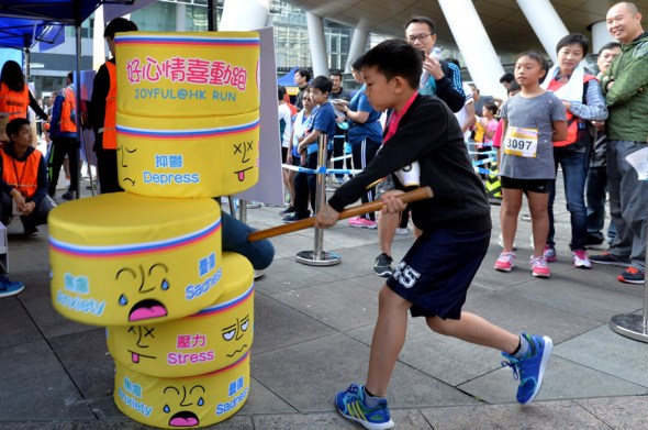 A child takes part in an activity at the Joyful@HK Run, a campaign to promote mental health that was launched by the Department of Health in Hong Kong. (Photo/China Daily)