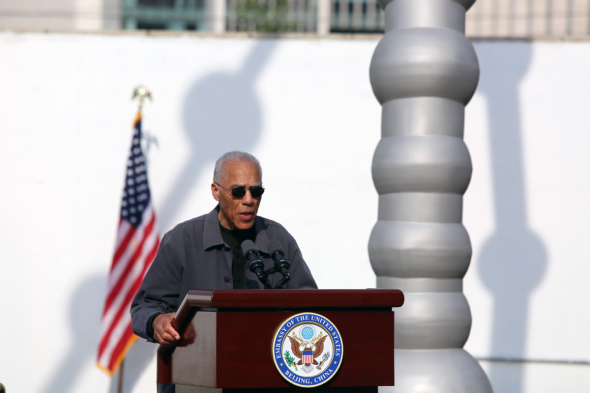 American artist Martin Puryear, designer of the sculpture Connecting, speaks at the unveiling ceremony at the US Embassy in Beijing on May 8, 2018. (Photo provided to chinadaily.com.cn)