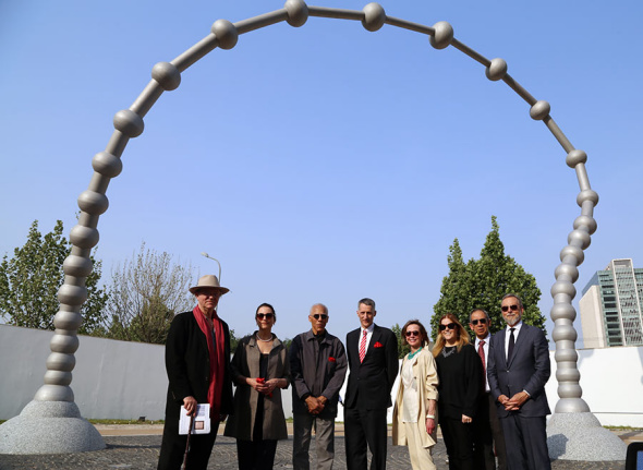 Designer Martin Puryear, third from left, poses with other guests at the ribbon-cutting ceremony for Puryears Connecting, a site-specific work for the US Embassy in Beijing on May 8, 2018.  (Photo provided to chinadaily.com.cn)