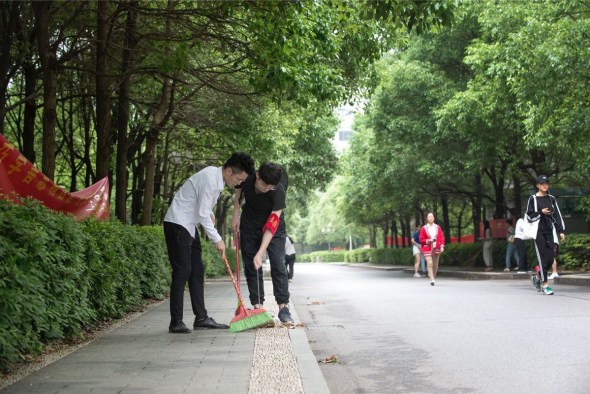 Students in a compulsory course teaching students the value of hard work. (Photo by Xie Changgui/for chinadaily.com.cn)