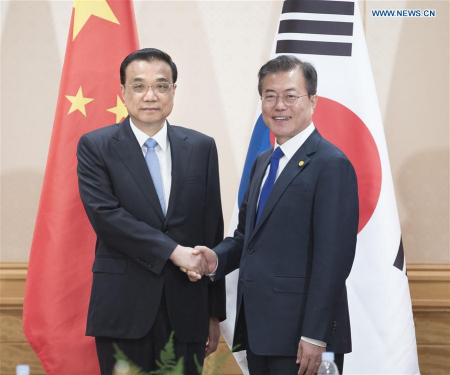 Chinese Premier Li Keqiang (L) meets with South Korean President Moon Jae-in in Tokyo, Japan, May 9, 2018. (Xinhua/Li Tao)