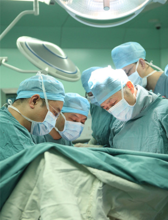 Doctors perform the liver transplant operation. Photo provided to chinadaily.com.cn