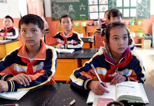 Pupils have a lesson at Henan Primary School in Tuanjie Township of Yi ethnic group in Yunlong County, southwest China's Yunnan Province, May 19, 2017. The primary school was located in mountainous area. In 2014, a new campus with teaching building, canteen, dormitory, student activity room, computer classroom, psychological consultation room and playground was built. Currently, there are 75 students studying here. (Xinhua/Yang Zongyou)