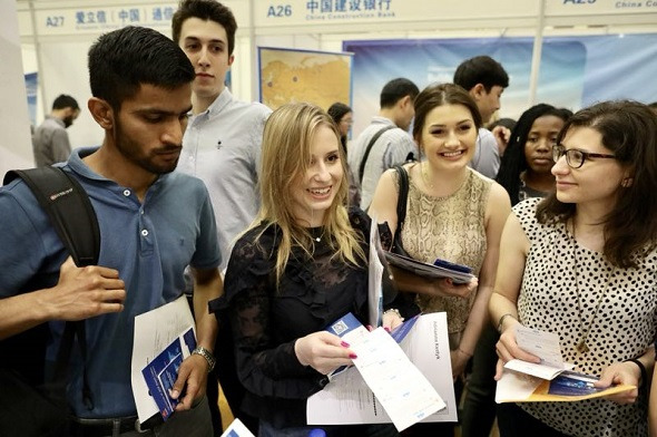 International students search for jobs at the Fifth Career Fair for International Students in China at Peking University, Beijing, on May 12, 2018. (Photo by Zhu Xingxin/China Daily)