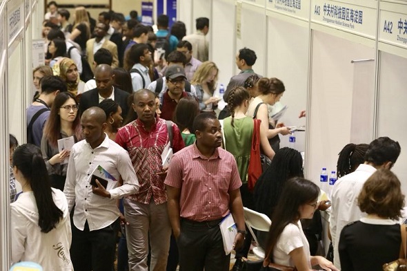 International students search for jobs at the Fifth Career Fair for International Students in China at Peking University, Beijing, on May 12, 2018. (Photo by Zhu Xingxin/China Daily)