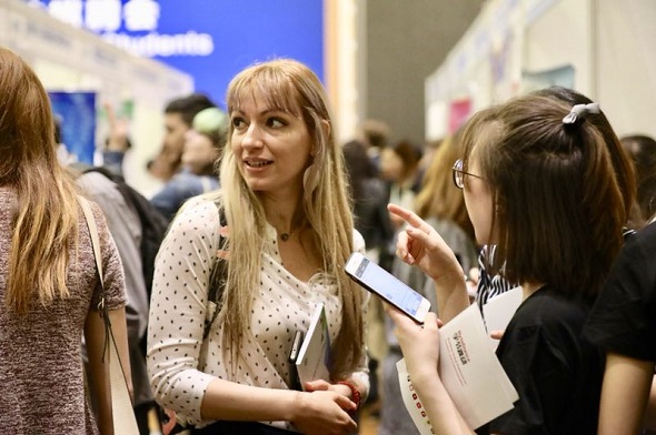 International students search for jobs at the Fifth Career Fair for International Students in China at Peking University, Beijing, on May 12, 2018. (Photo by Zhu Xingxin/China Daily)
