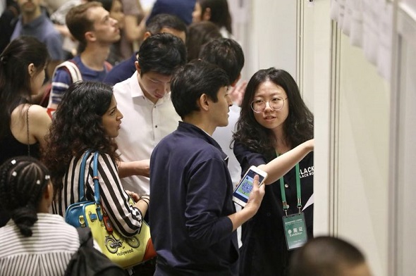 International students search for jobs at the Fifth Career Fair for International Students in China at Peking University, Beijing, on May 12, 2018. (Photo by Zhu Xingxin/China Daily)