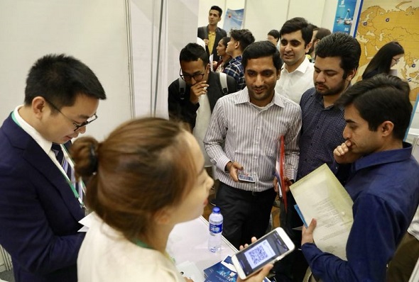 International students search for jobs at the Fifth Career Fair for International Students in China at Peking University, Beijing, on May 12, 2018. (Photo by Zhu Xingxin/China Daily)