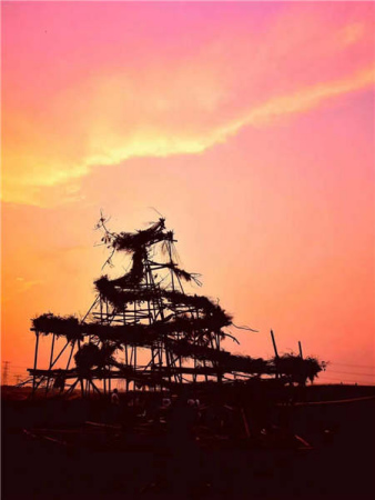 The recent Dragon Burn, a satellite Burning Man event in Anji county, Zhejiang province, draws participants to set up themed camps and arrange activities that promote community spirit. (Photo provided to China Daily/Tu Tu, Xiaofang Suskita)