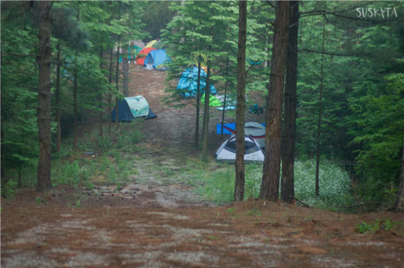 The recent Dragon Burn, a satellite Burning Man event in Anji county, Zhejiang province, draws participants to set up themed camps and arrange activities that promote community spirit. (Photo provided to China Daily/Tu Tu, Xiaofang Suskita)