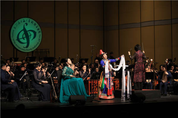 A huqin player and a vocalist perform together with the Shanghai Chinese Orchestra at the Shanghai Grand Theatre on May 5 to celebrate a new performance season. (Photo provided to China Daily)