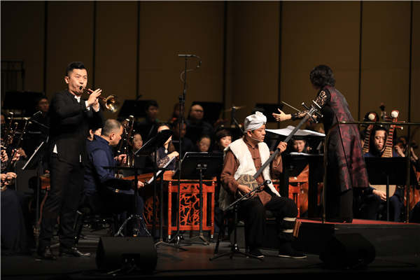 A suona artist and a ballad singer perform with the same orchestra. (Photo provided to China Daily)