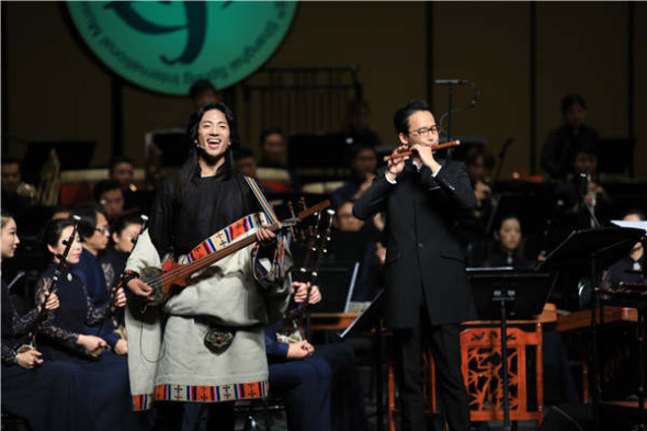  A suona artist and a ballad singer perform with the same orchestra.(Photo provided to China Daily)