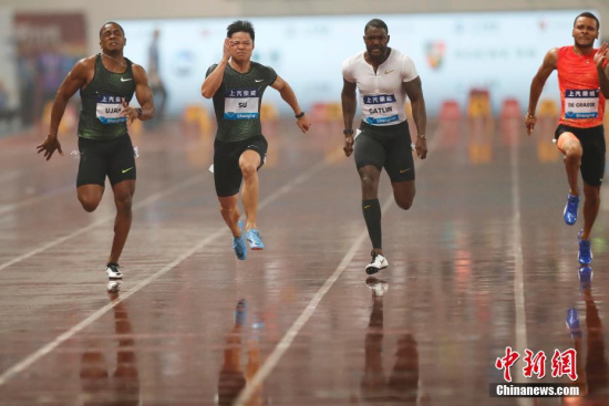 Athletes compete during the 100m race at Shanghai Diamond League on May 12. (Photo; China News Service/Yin Liqin)
