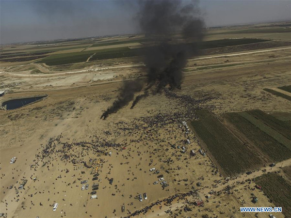 Photo taken on May 14, 2018 shows a general view of clashes between Palestinian protesters and Israeli troops near the Gaza-Israel border, east of Gaza City. (Xinhua/Wissam Nassar)