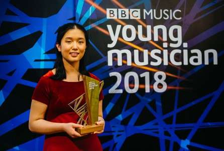 Lauren Zhang receives this years BBC Young Musician award, the top prize in a competition among the most promising young classical instrumentalists based in the UK. (Photo provided to China Daily)