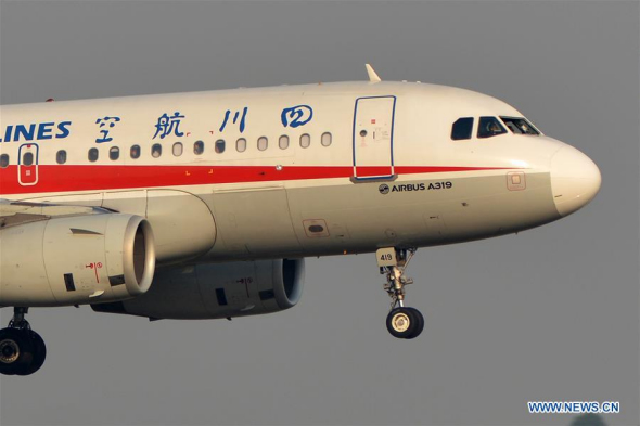 Flight 3U8633, operated by Sichuan Airlines, prepares to conduct emergency landing after a mechanical failure in Chengdu Shuangliu International Airport in Chengdu, capital of Southwest China's Sichuan province, May 14, 2018.（Photo/Xinhua）